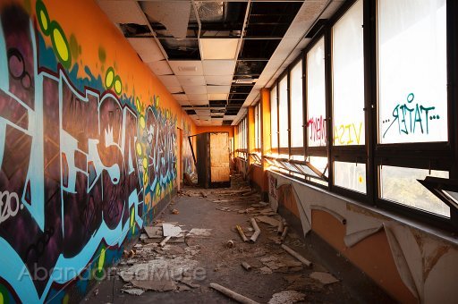 Ft Laud Hosp 15-1.jpg - I loved the colors in this room.  This leads to the cafeteria.